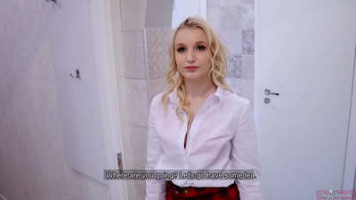 Musikana wechidiki wekukoreji anobiridzira mukomana wake neshamwari yake | POV uye cum mukati mebeche rake!